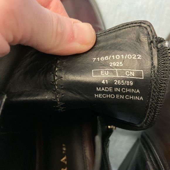 EUC ZARA Black and Burgundy w/Gold Accent Booties Ankle Boots Two-Tone size 9.5 - Picture 4 of 8